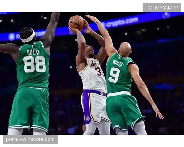 半场战报:凯尔特人凭借历史级防守压制雄鹿,将对手得分限制在40分以下