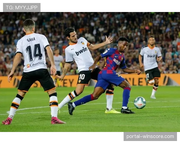 人物特写：记录一位专门负责分析对手定位球录像的球探的日常工作